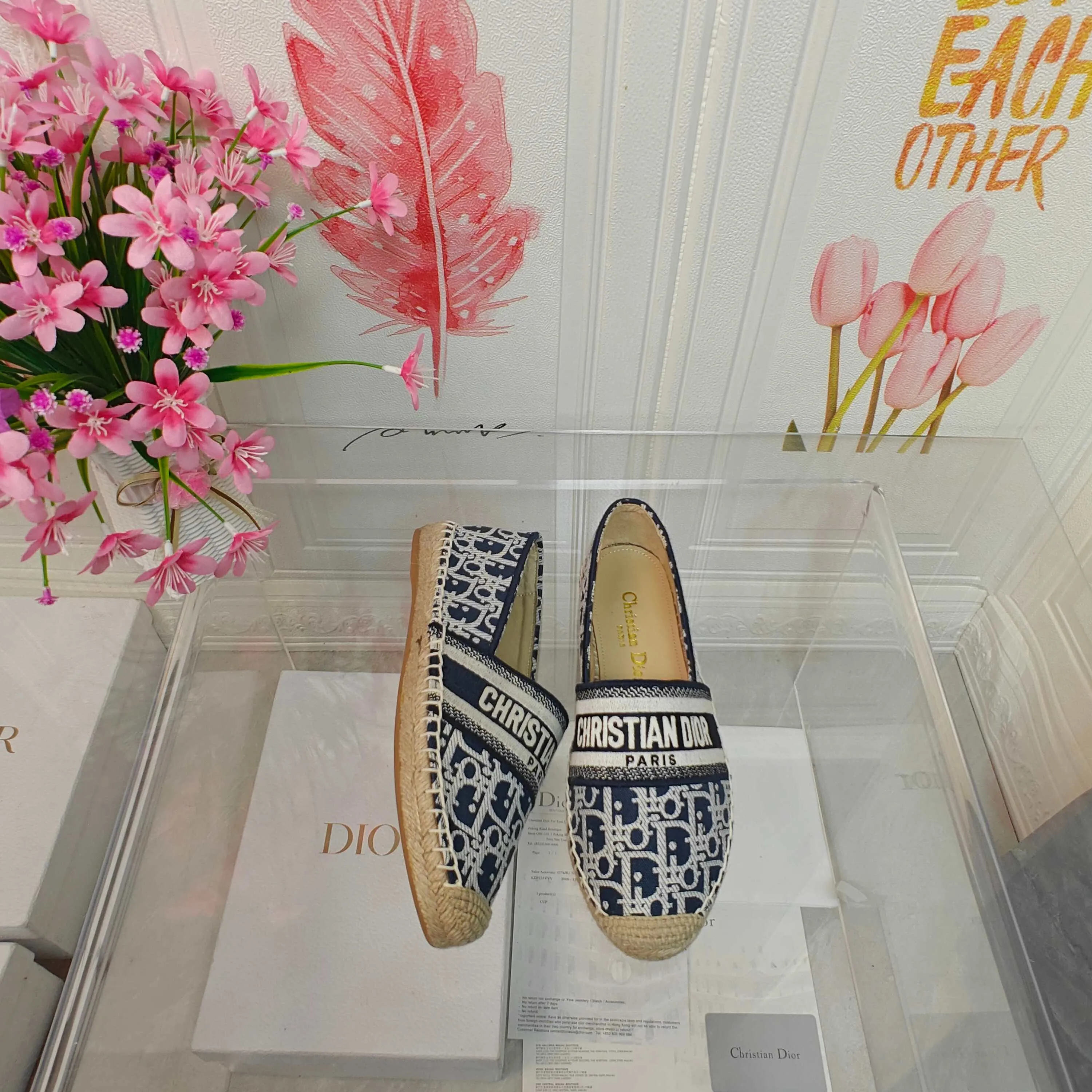👟👟Ex-factory price 440👟👟 Top quality Dior Granville espadrille embroidery Upper: embroidered with "CHRISTIANDIOR" Craftsmanship: Purely hand-sewn hemp rope outsole Lining: Imported soft and breathable sheep lining with padded feet Code number: 35-40 (customized at 34.41.42) Outsole: Exclusive molded rubber outsole decorated with lucky star symbol